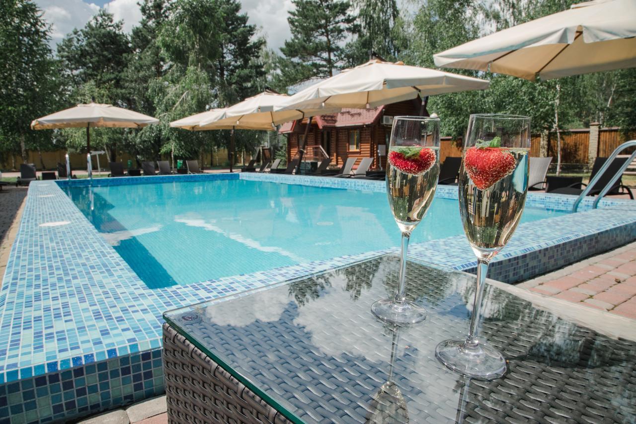 Загородный Отельно-Ресторанный Комплекс "Четыре Сезона" Pylypovychi Extérieur photo